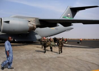 French troops disembarking from a transport aircraft on arrival in Mali in 2013.
