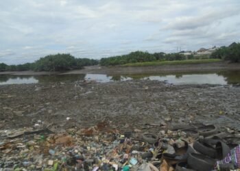 The Diobu waterfront in Port Harcourt, Rivers State, Nigeria, strewn with refuse.