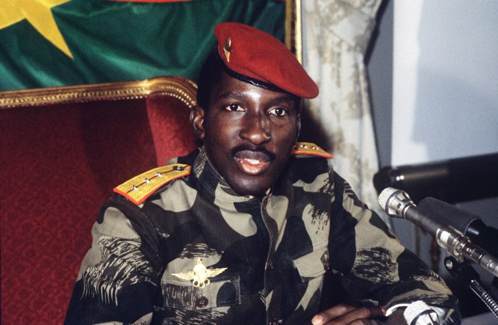 Thomas Sankara in a red beret and military fatigues at a press conference.