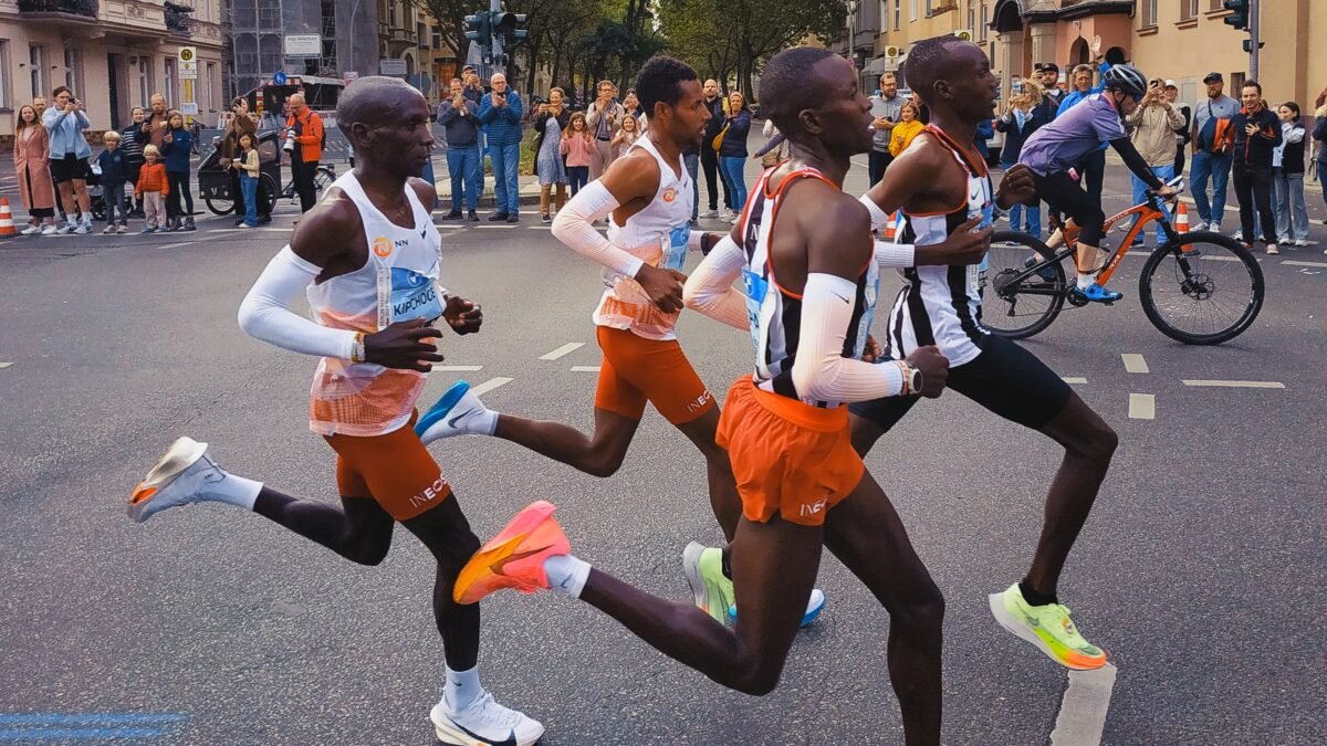 Eliud Kipchoge and the lead pack at the 2023 Berlin Marathon.