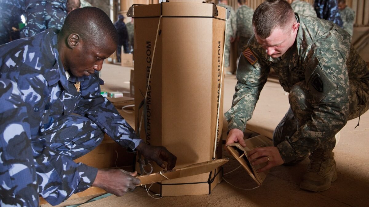 A US soldier and a member of the Mali Air Force loading cargo at Mopti airfield, Sevare.
